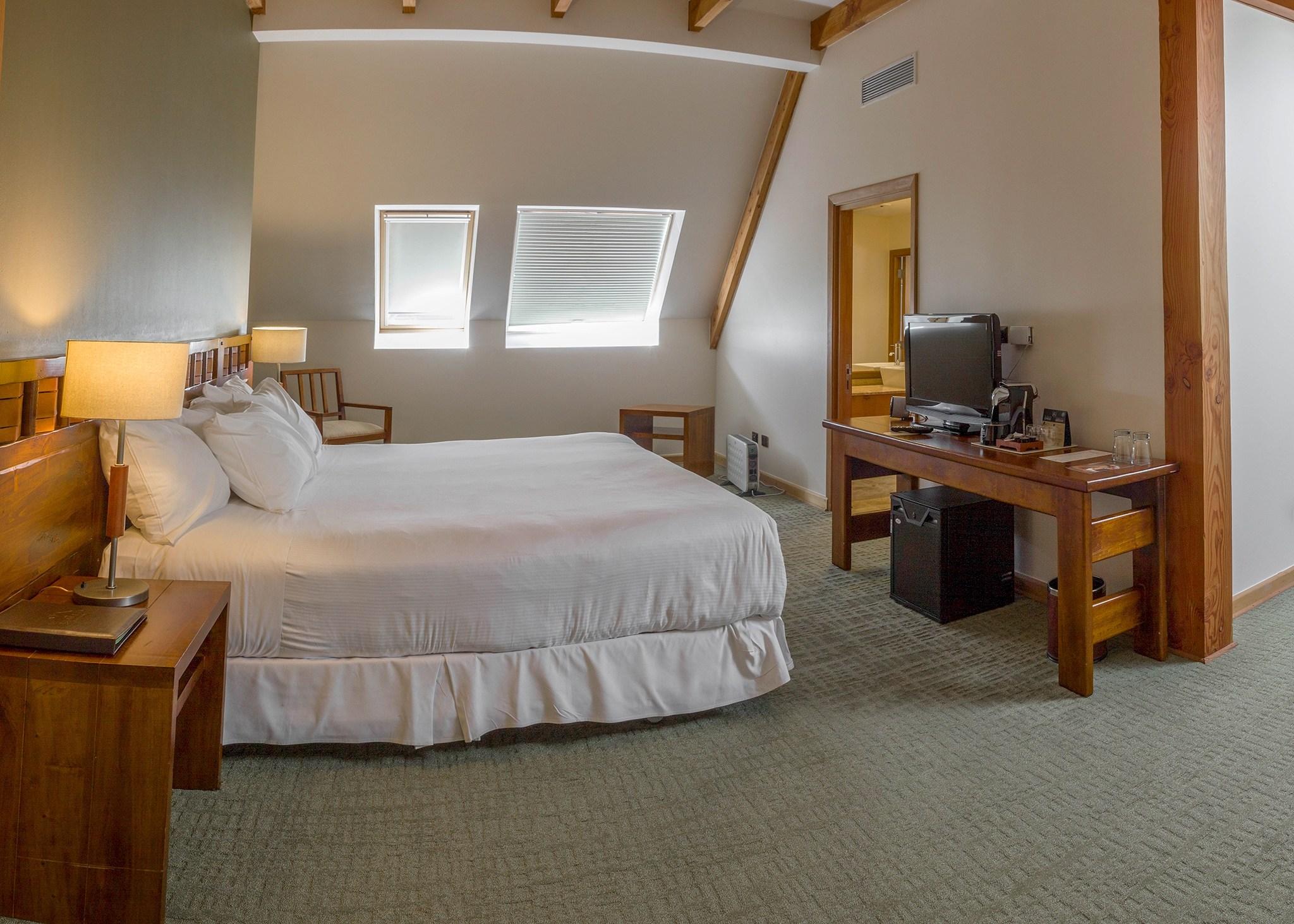 Wyndham Puerto Varas Pettra المظهر الخارجي الصورة A room at the Inn at the Opera