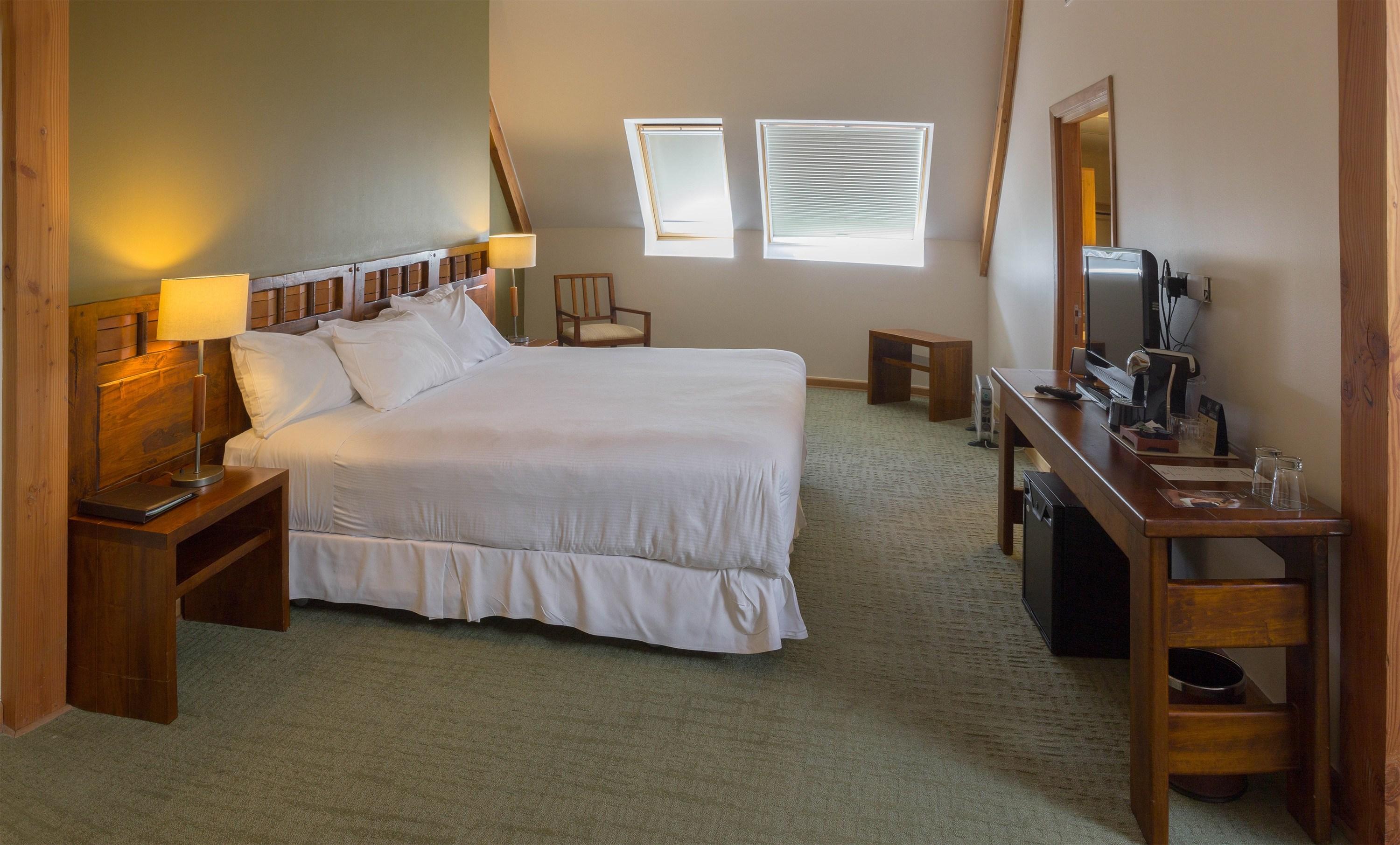 Wyndham Puerto Varas Pettra المظهر الخارجي الصورة A room at the Inn at the Opera