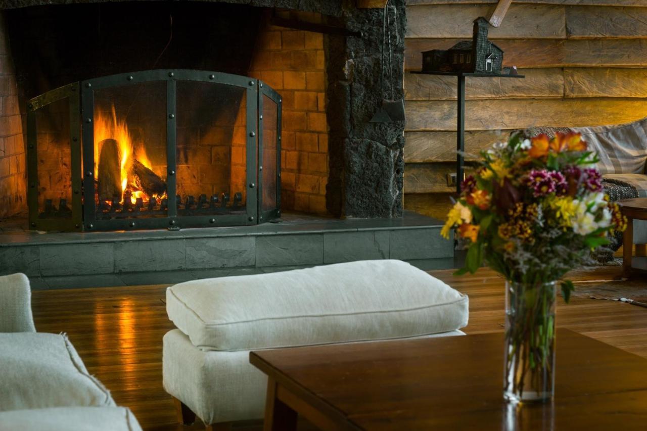 Wyndham Puerto Varas Pettra المظهر الخارجي الصورة The fireplace at the Lodge at Blue Hill