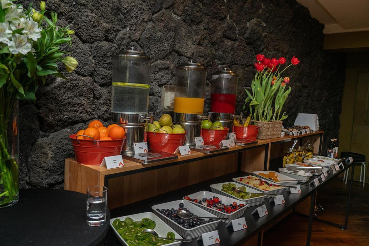 Wyndham Puerto Varas Pettra المظهر الخارجي الصورة A buffet at a hotel