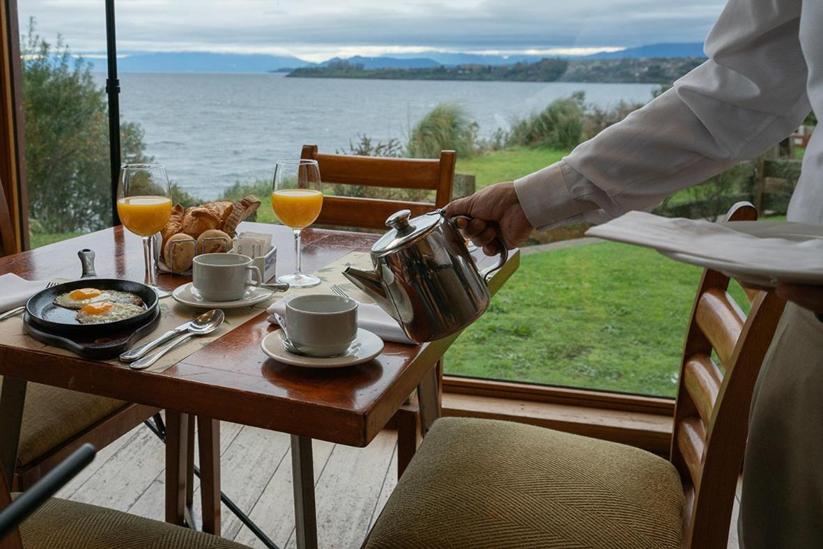 Wyndham Puerto Varas Pettra المظهر الخارجي الصورة A waiter serving tea at a hotel
