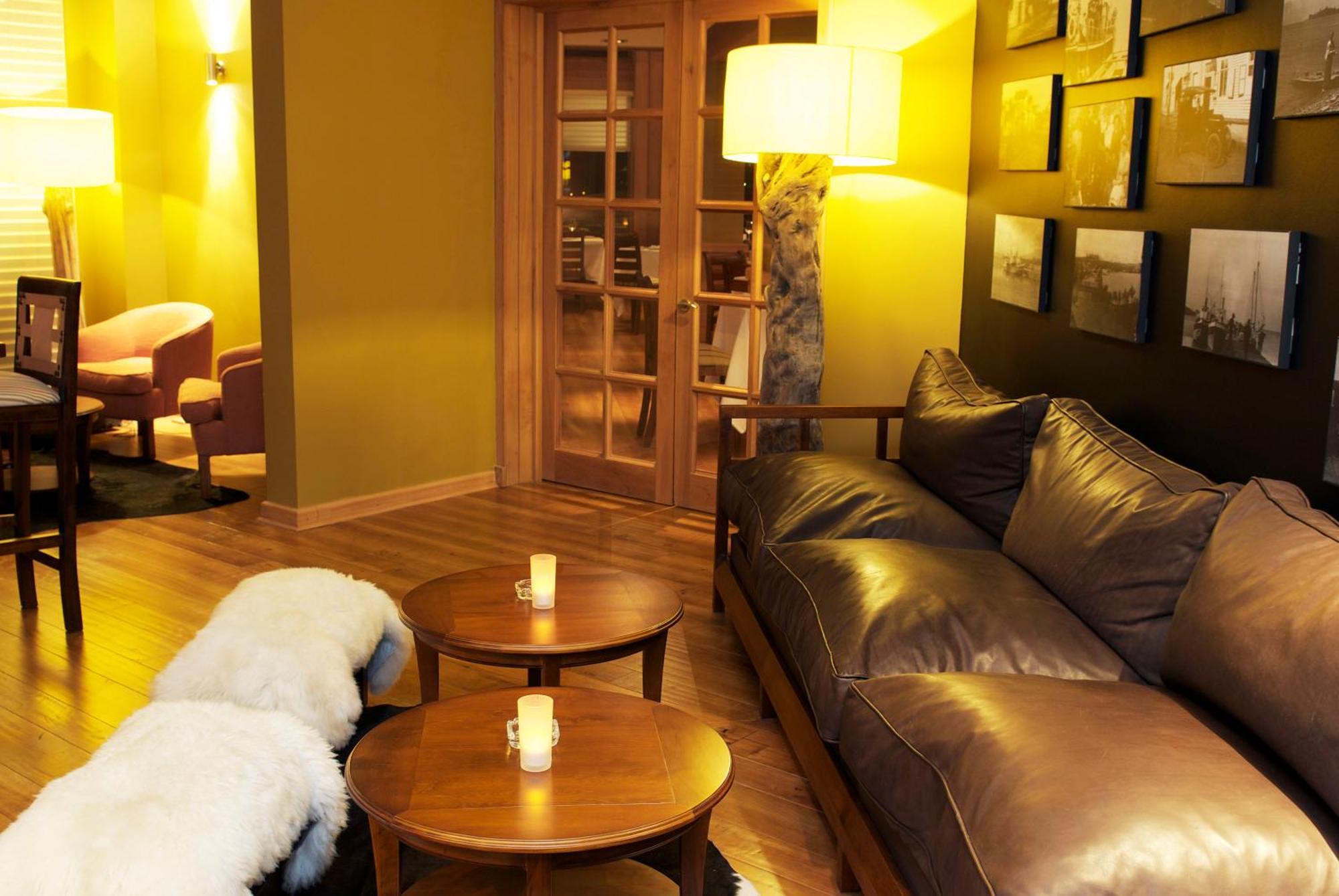 Wyndham Puerto Varas Pettra المظهر الخارجي الصورة The interior of the lounge