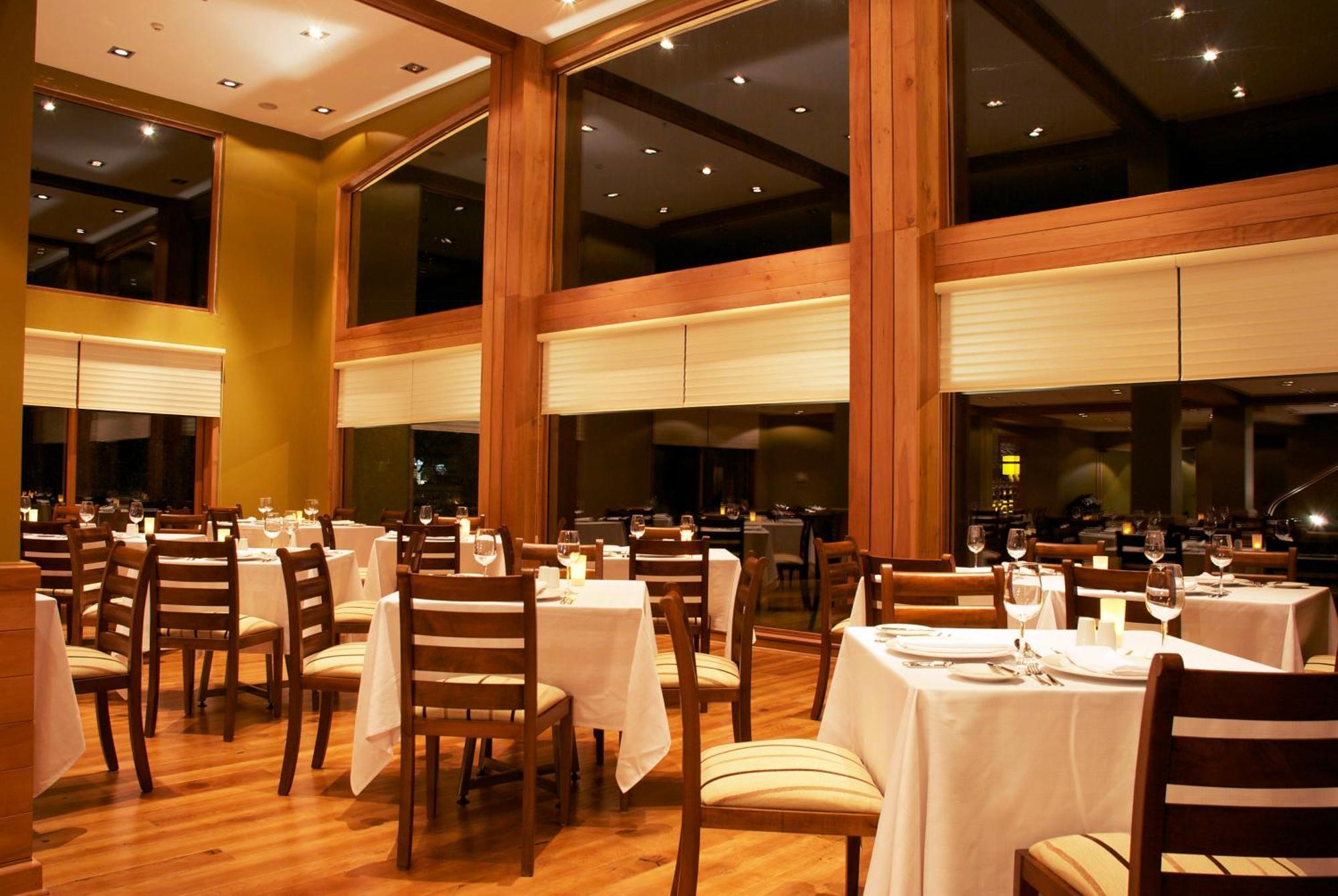 Wyndham Puerto Varas Pettra المطعم الصورة Restaurant