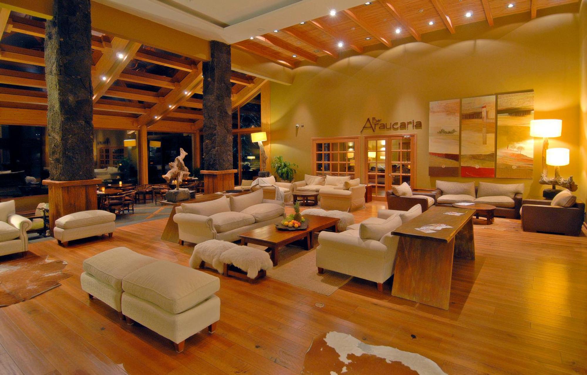 Wyndham Puerto Varas Pettra المظهر الخارجي الصورة The lobby of the hotel