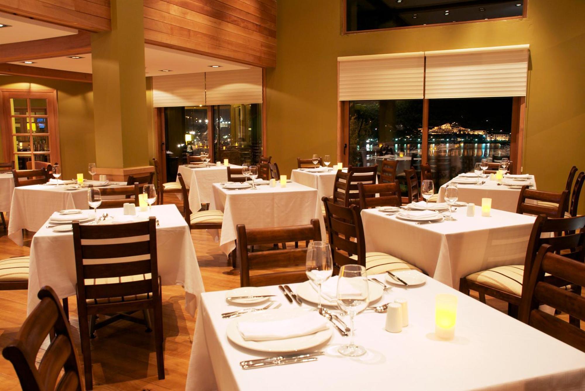 Wyndham Puerto Varas Pettra المظهر الخارجي الصورة Interior of the restaurant