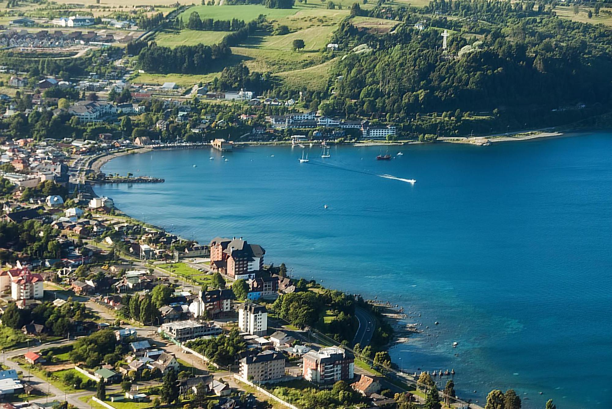 Wyndham Puerto Varas Pettra المظهر الخارجي الصورة Aerial view of the town