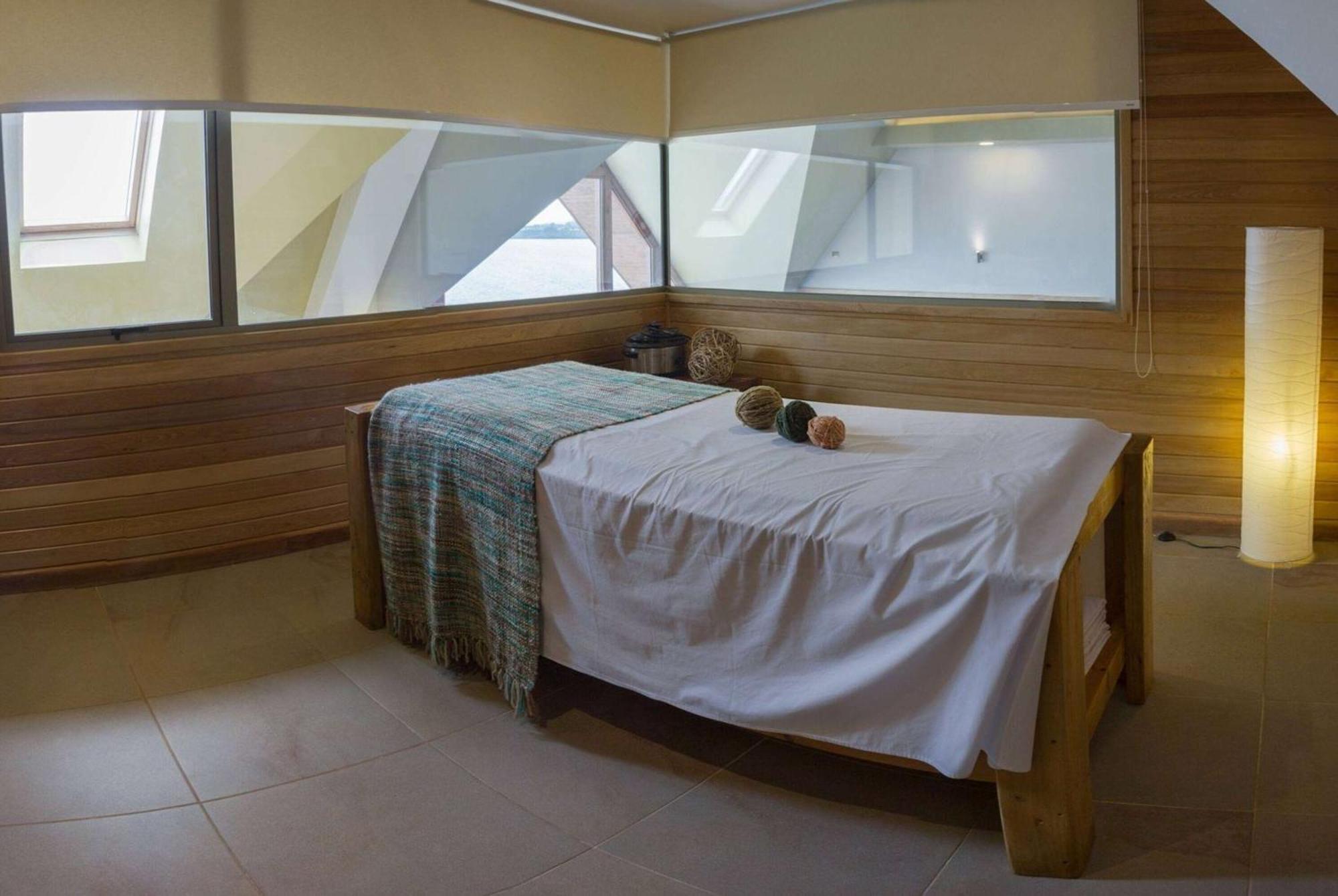 Wyndham Puerto Varas Pettra المظهر الخارجي الصورة A massage bed