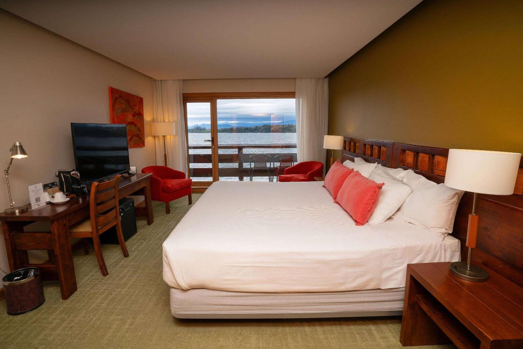 Wyndham Puerto Varas Pettra المظهر الخارجي الصورة A room at the hotel