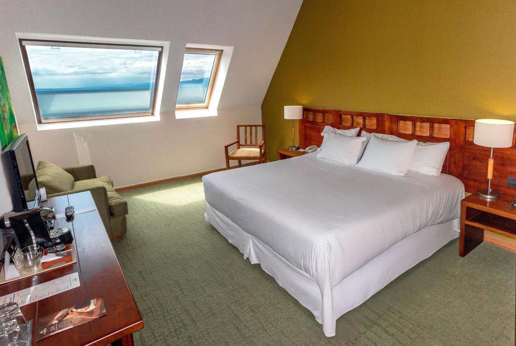 Wyndham Puerto Varas Pettra المظهر الخارجي الصورة A room at the Hotel El Emporio