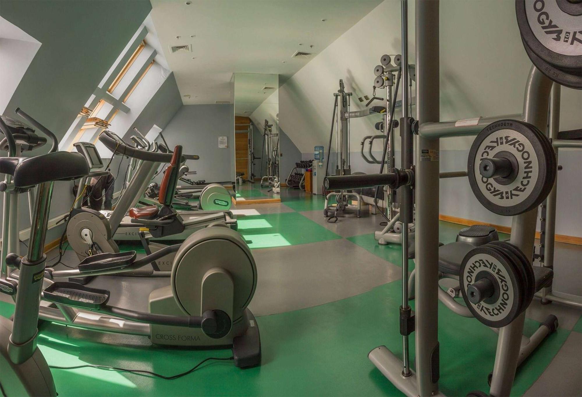 Wyndham Puerto Varas Pettra المظهر الخارجي الصورة The gym at the University of Roehampton