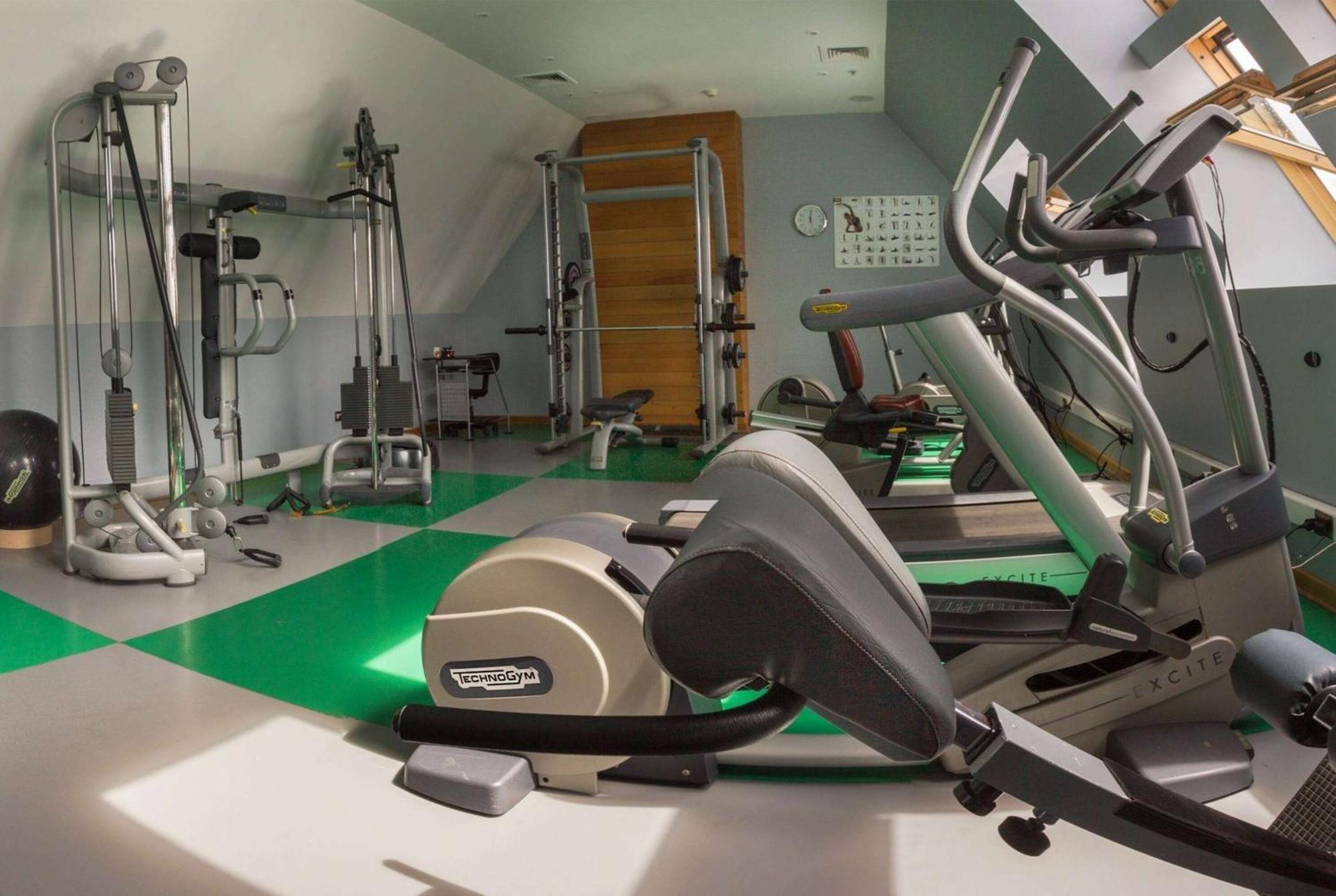 Wyndham Puerto Varas Pettra المظهر الخارجي الصورة A gym in the UK