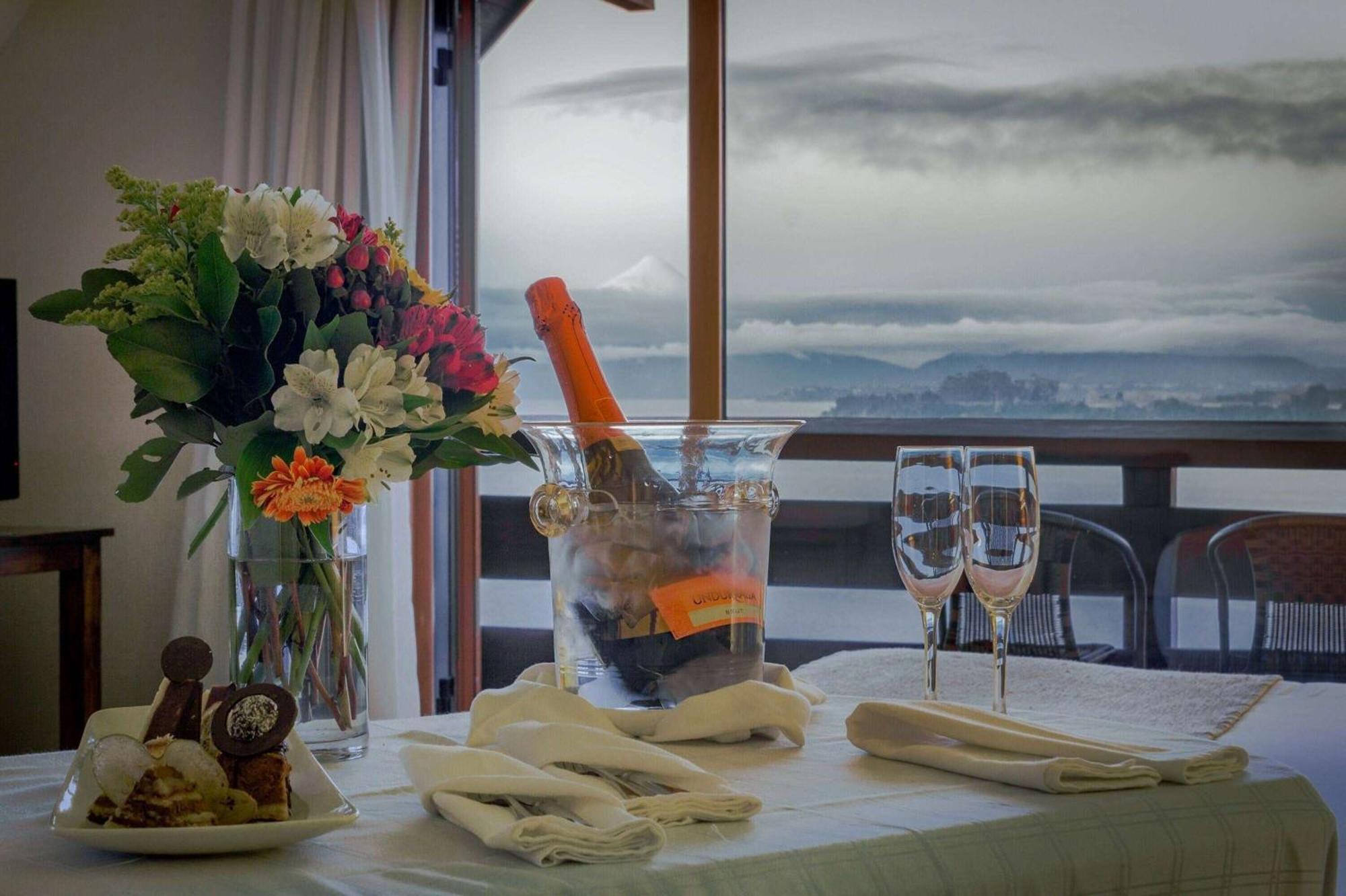 Wyndham Puerto Varas Pettra المظهر الخارجي الصورة A bottle of champagne in a cooler